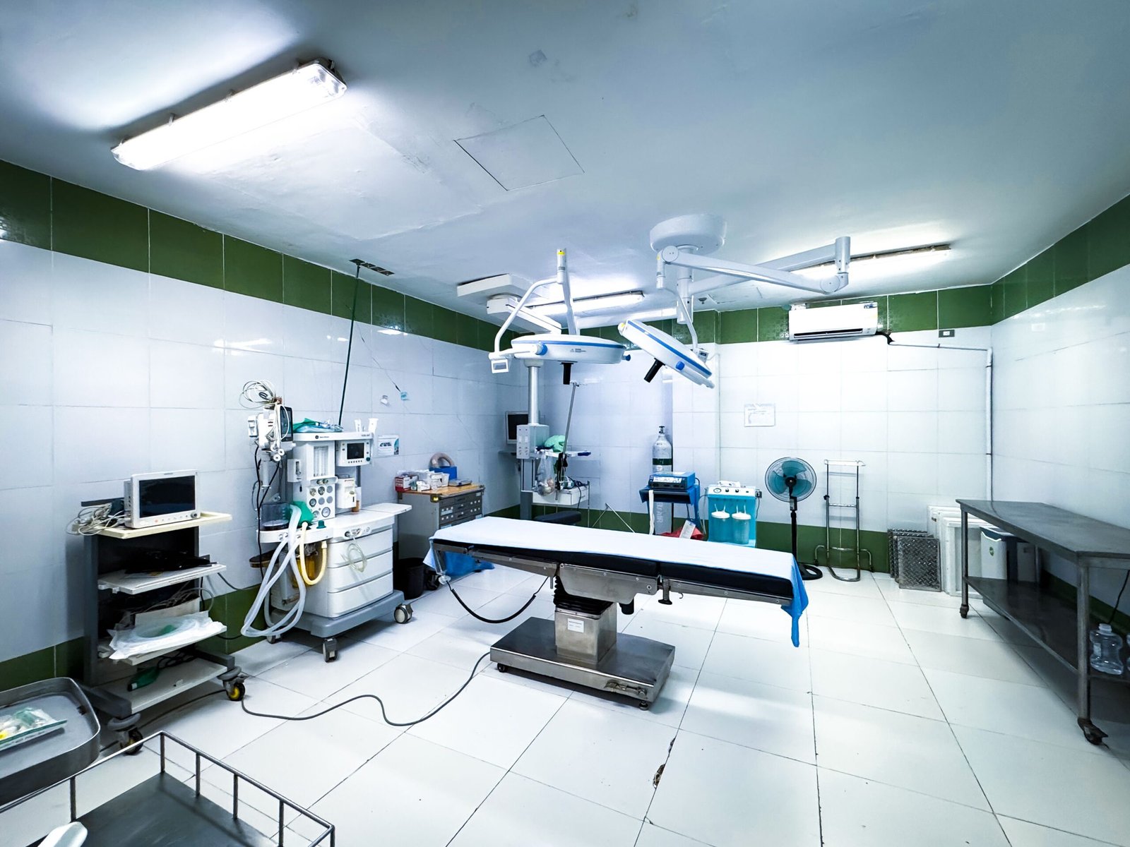Brightly lit operating room equipped with advanced medical technology and clean facilities.